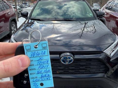 Certified 2020 Toyota RAV4 XLE w/ Convenience Package image 7