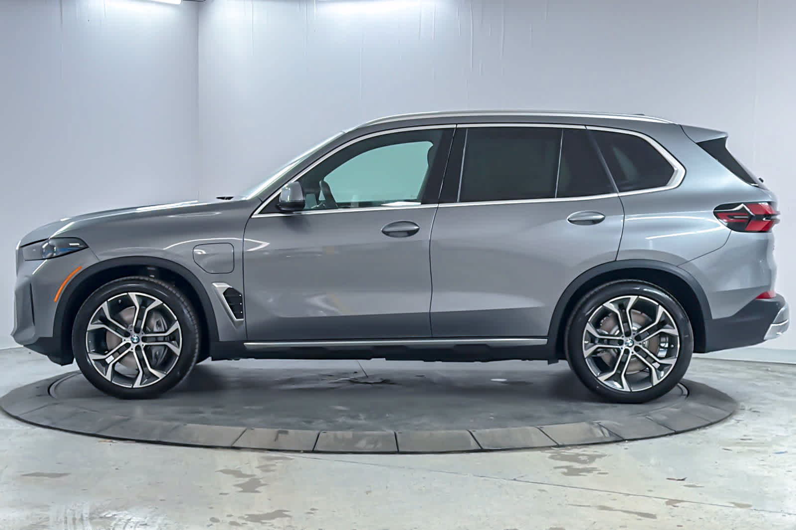 Used 2026 BMW X5 xDrive50e w/ Premium Package AWD/4WD image 5