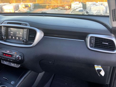 Used 2019 Kia Sorento LX w/ LX Convenience Package image 17