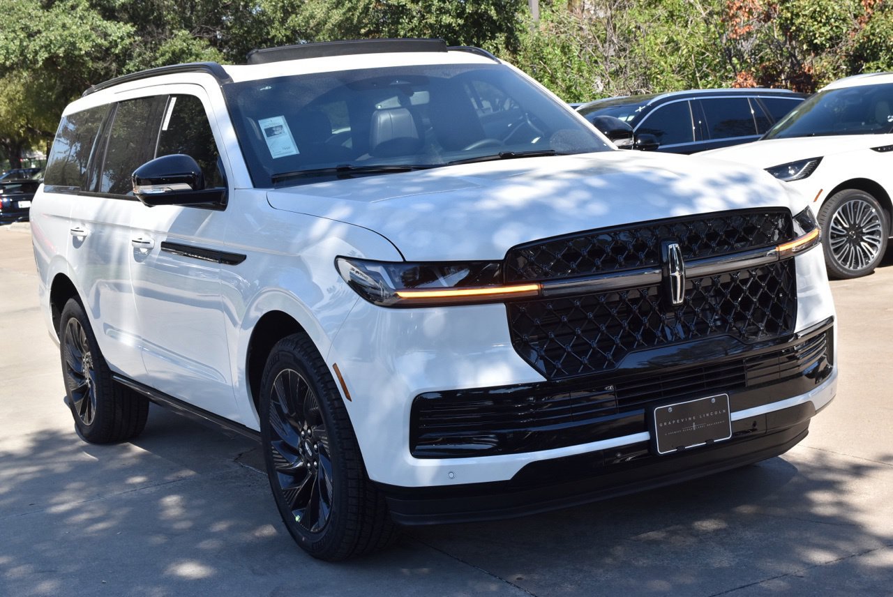 New 2027 Lincoln Navigator Reserve w/ Jet Appearance Package AWD/4WD image 3