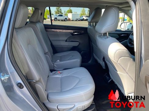 Used 2023 Toyota Highlander Platinum AWD/4WD image 21