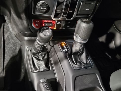 Used 2025 Jeep Gladiator Mojave w/ Convenience Group image 32