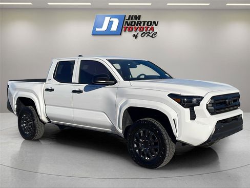 Used 2025 Toyota Tacoma SR image 3