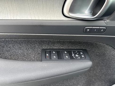Certified 2025 Volvo XC40 B5 Plus AWD/4WD image 10