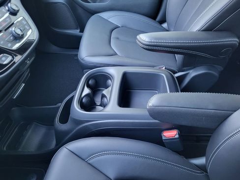 New 2026 Chrysler Pacifica Select image 21