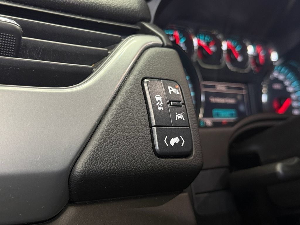 Used 2018 Chevrolet Suburban LT RWD image 18