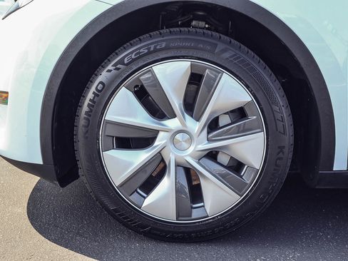 Used 2023 Tesla Model Y Long Range AWD/4WD image 17