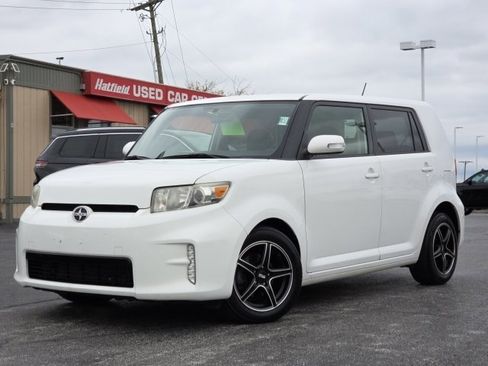 Used 2014 Scion xB image 2