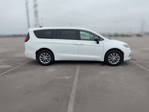 New 2026 Chrysler Pacifica Select image 14