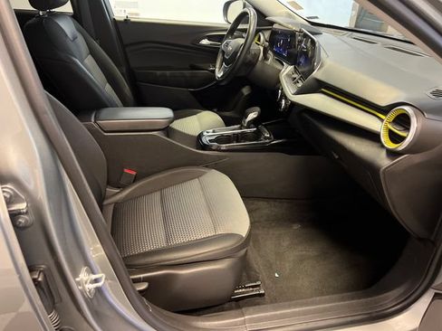 Used 2024 Chevrolet Trax LT w/ Driver Confidence Package FWD image 10