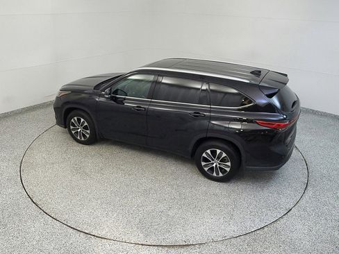 Used 2022 Toyota Highlander XLE AWD/4WD image 14