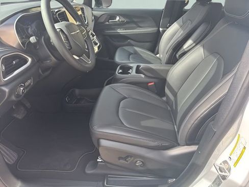 New 2026 Chrysler Pacifica Select image 13