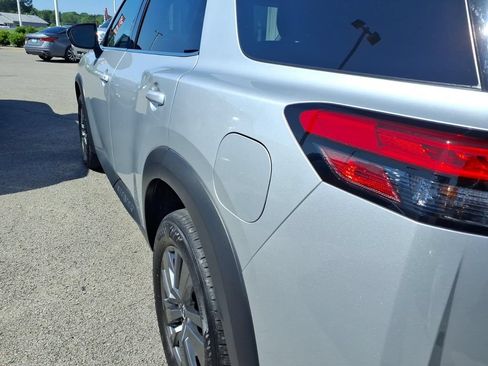 Used 2025 Nissan Pathfinder SV AWD/4WD image 19
