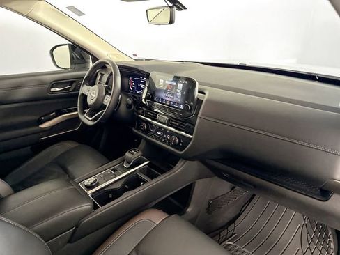 Used 2023 Nissan Pathfinder Platinum image 41