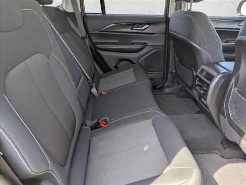 Used 2024 Jeep Grand Cherokee Laredo AWD/4WD image 28