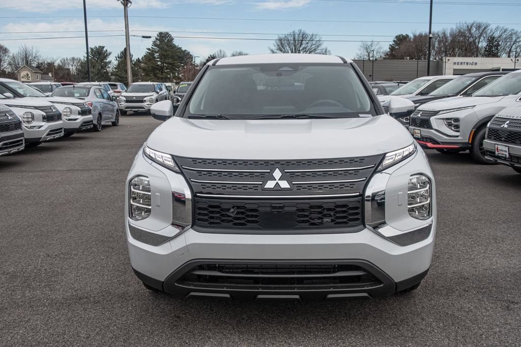 Used 2025 Mitsubishi Outlander ES AWD/4WD image 5
