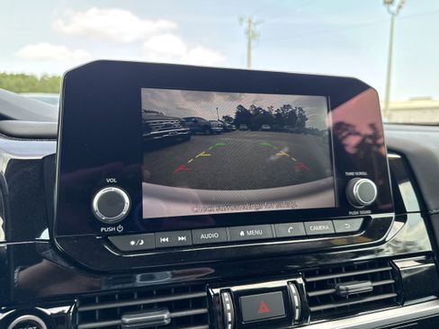 Used 2024 Nissan Pathfinder SV image 17