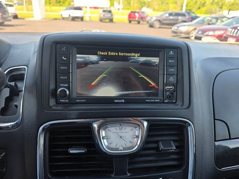 Used 2014 Chrysler Town & Country Touring FWD image 18