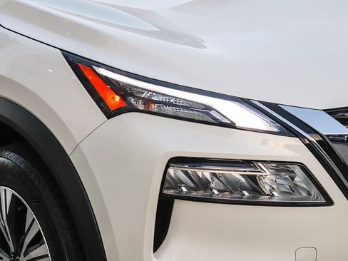 Used 2023 Nissan Rogue SV image 5