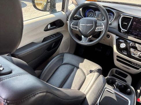 Used 2024 Chrysler Pacifica Touring-L FWD image 15