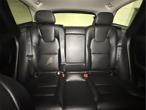 Used 2022 Volvo XC60 B5 Momentum image 32