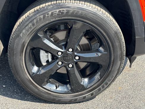 Used 2023 Jeep Grand Cherokee Altitude AWD/4WD image 9