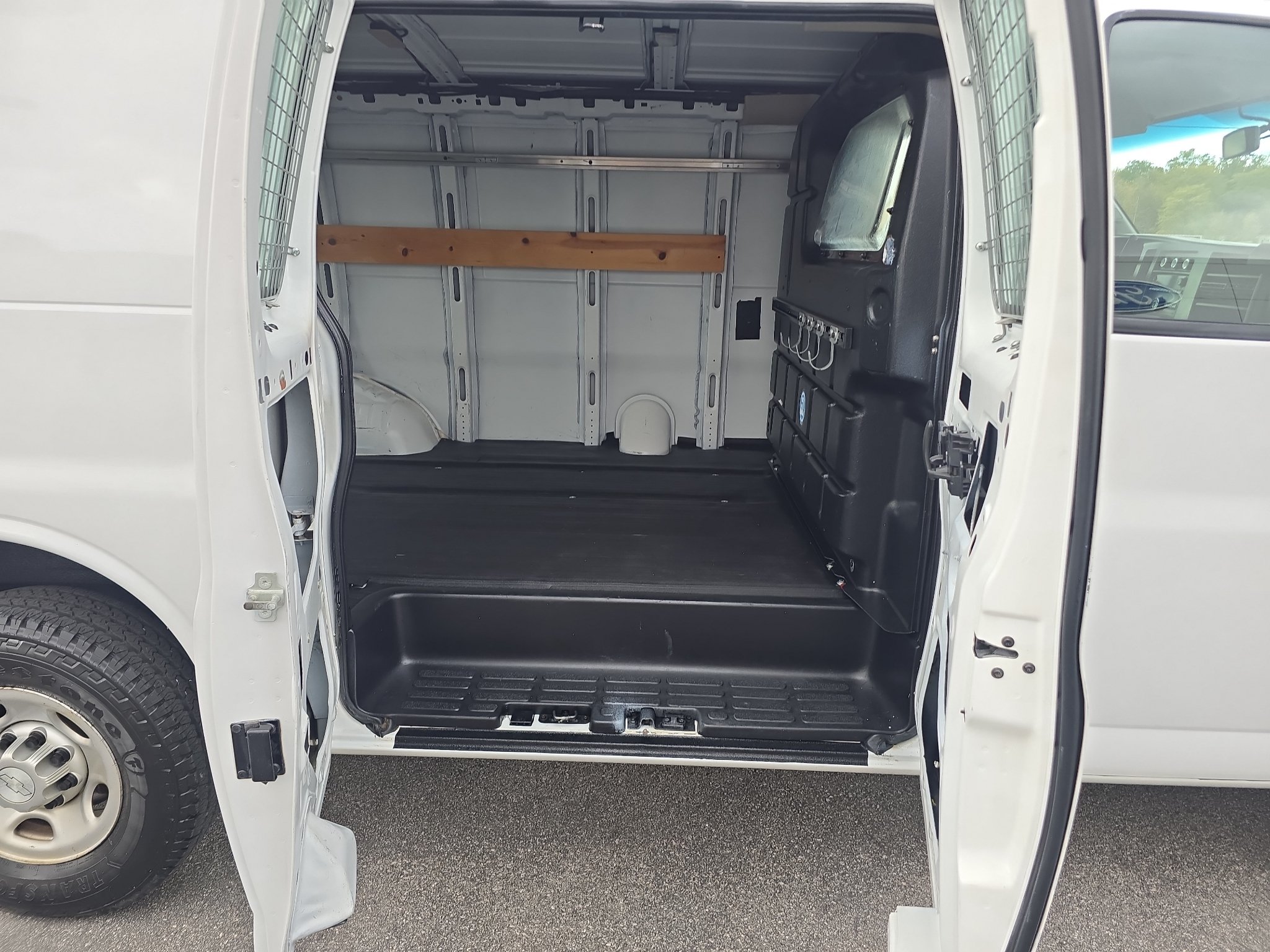 Used 2018 Chevrolet Express 2500 w/ Driver Convenience Package RWD image 11