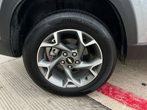 Used 2025 Chevrolet Trax LT image 9