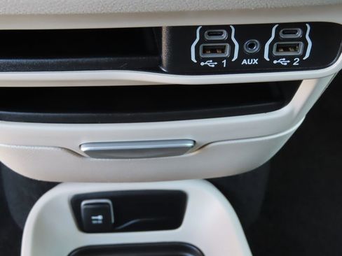 Used 2023 Chrysler Pacifica Touring-L FWD image 11