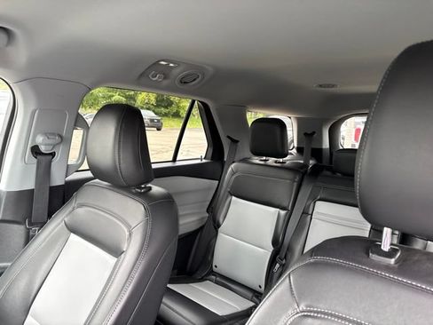 Used 2022 Ford Explorer XLT w/ Equipment Group 202A AWD/4WD image 5