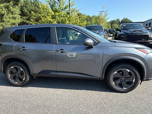 Used 2024 Nissan Rogue SV AWD/4WD image 7