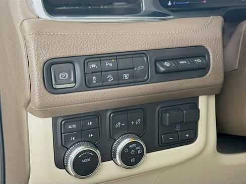 Used 2022 GMC Yukon Denali w/ Denali Premium Package image 12