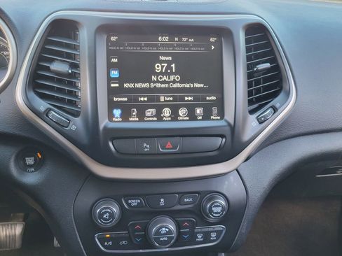 Used 2018 Jeep Cherokee Limited image 9