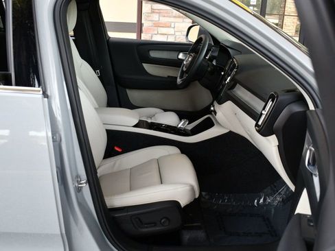 Used 2025 Volvo XC40 B5 Ultra image 44