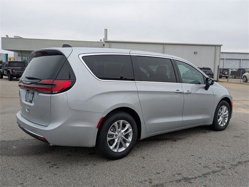 New 2026 Chrysler Pacifica Select image 3