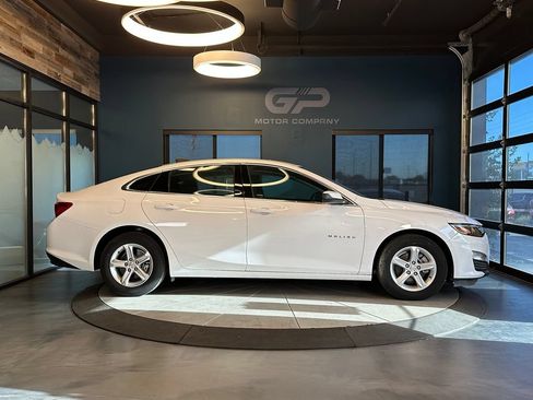 Used 2024 Chevrolet Malibu LS FWD image 2