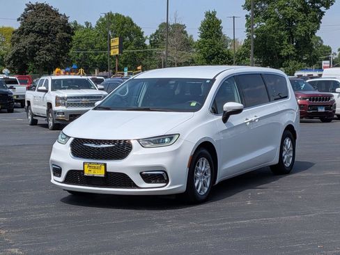Used 2023 Chrysler Pacifica Touring-L FWD image 3