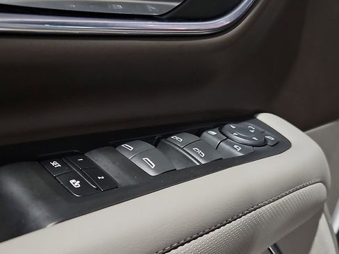 Used 2023 GMC Yukon SLT w/ SLT Luxury Package image 18