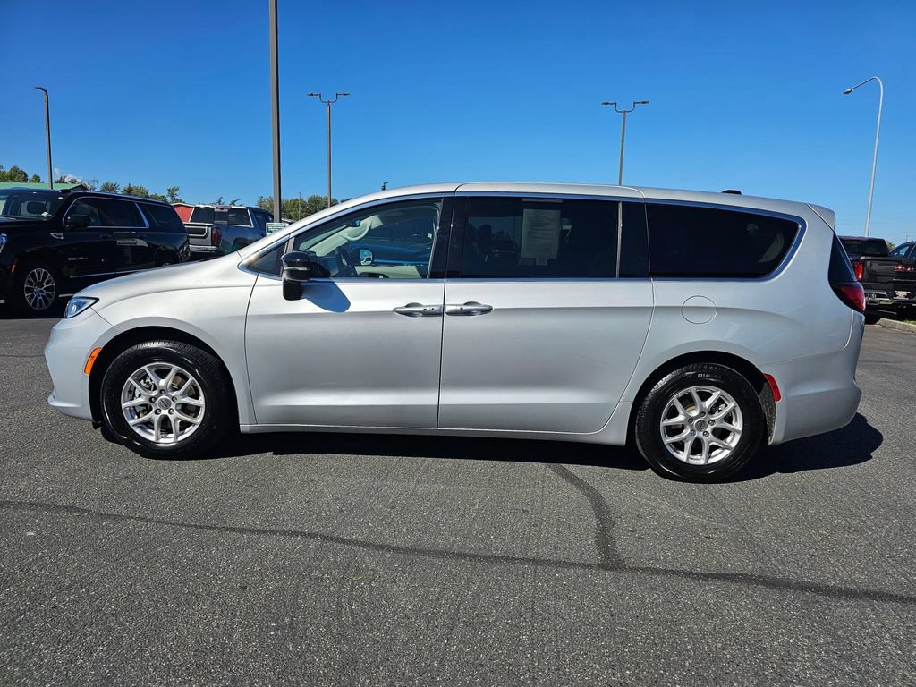 Used 2024 Chrysler Pacifica Touring-L FWD image 6