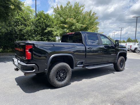 Used 2024 Chevrolet Silverado 2500 ZR2 w/ Technology Package AWD/4WD image 9