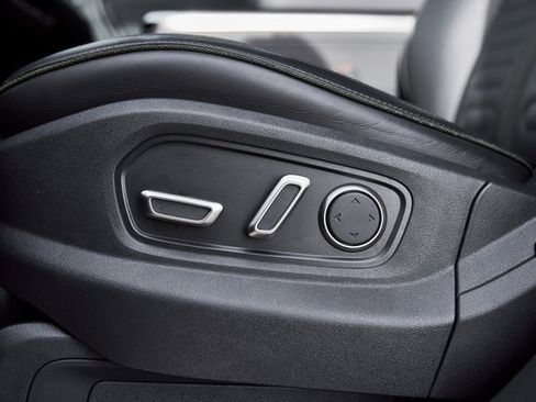 Used 2025 Rivian R1S Adventure image 42