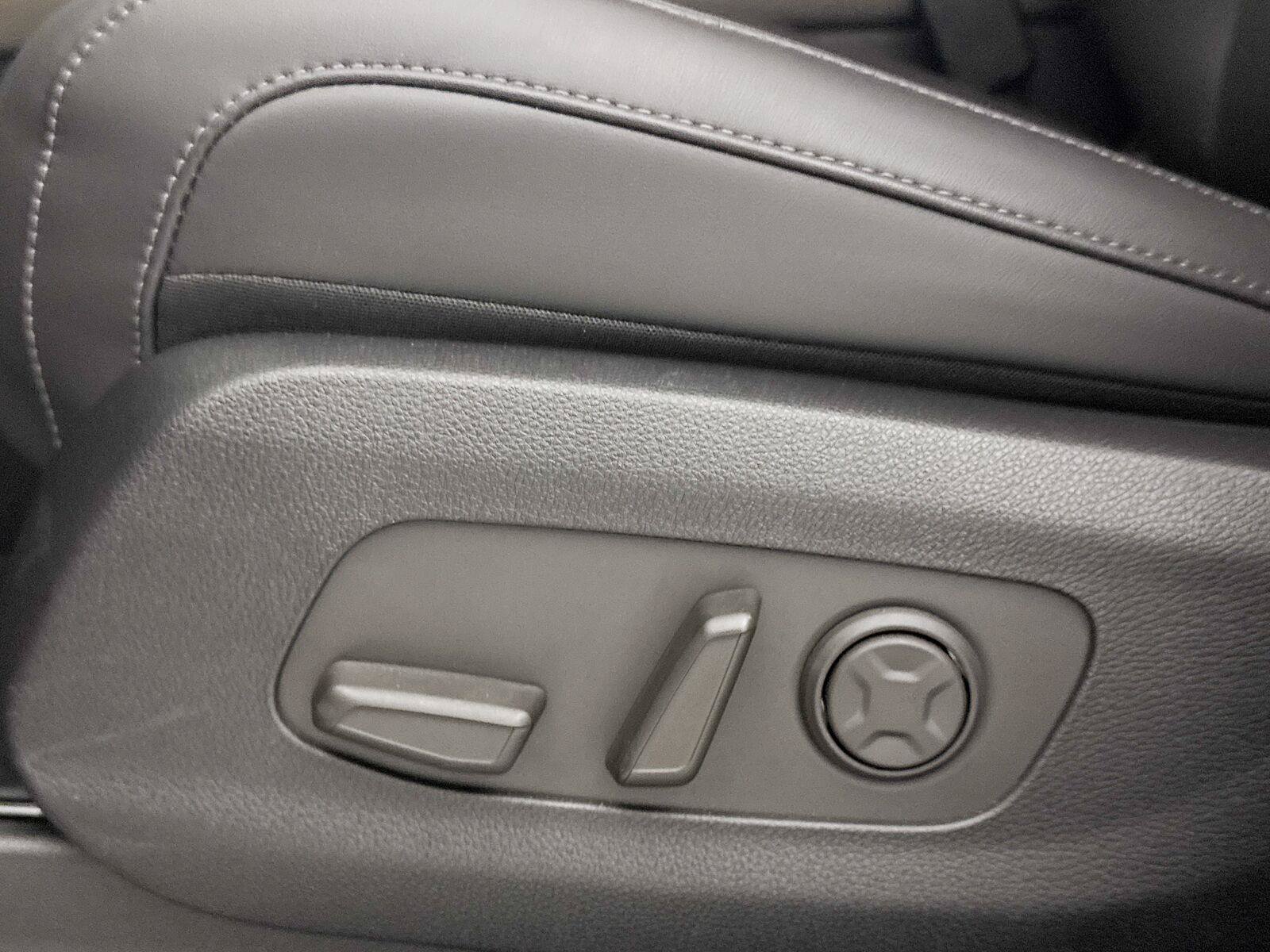 Used 2026 Kia Carnival EX FWD image 28