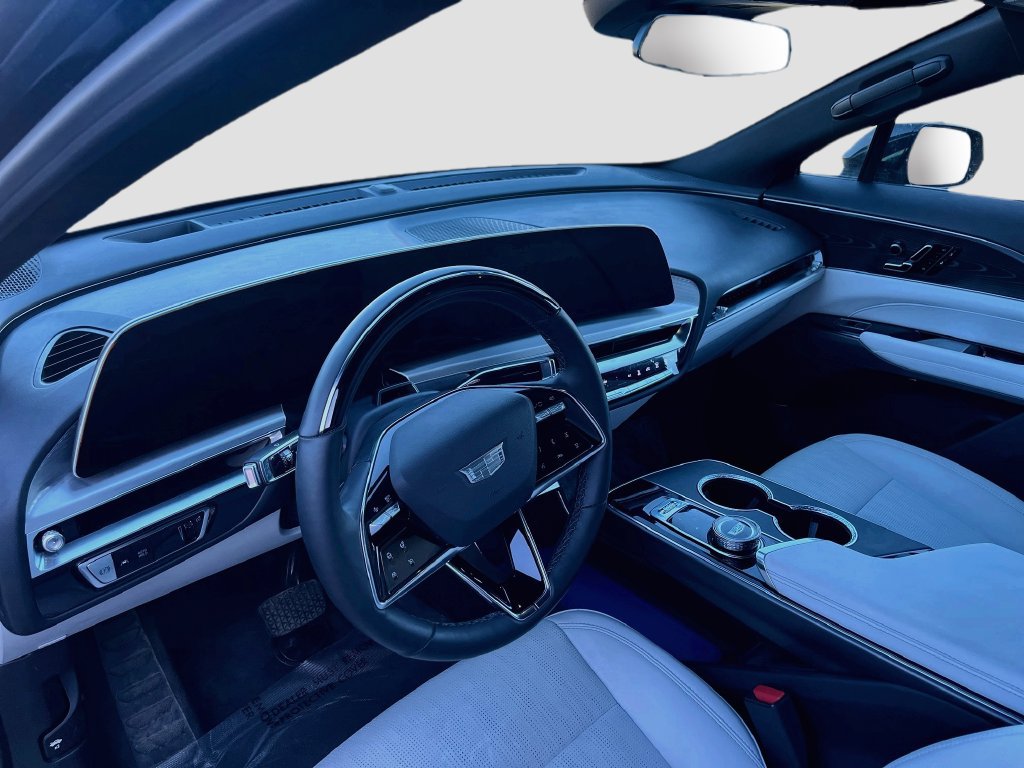 Used 2026 Cadillac Lyriq Luxury w/ LPO, Floor Liner Package AWD/4WD image 9