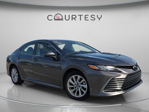 Used 2024 Toyota Camry LE image 3