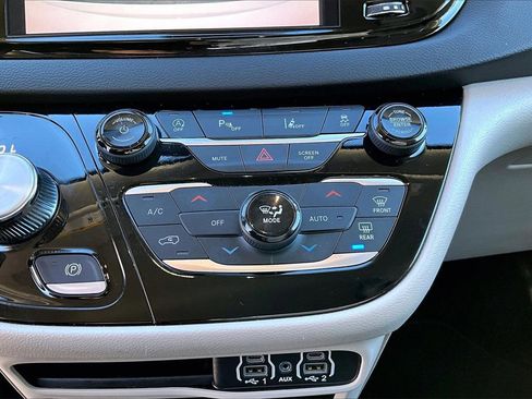 Certified 2024 Chrysler Pacifica Touring-L image 16