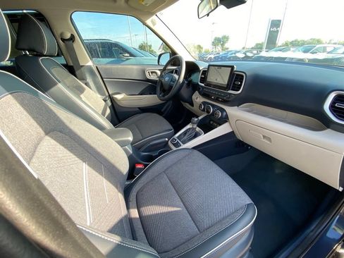 Used 2025 Hyundai Venue Limited FWD image 30