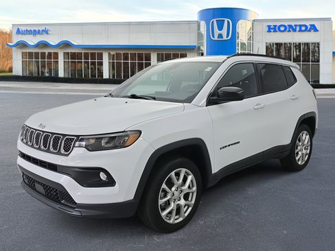 Used 2023 Jeep Compass Latitude image 1
