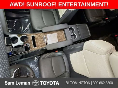 Used 2025 Toyota Sienna Platinum image 23