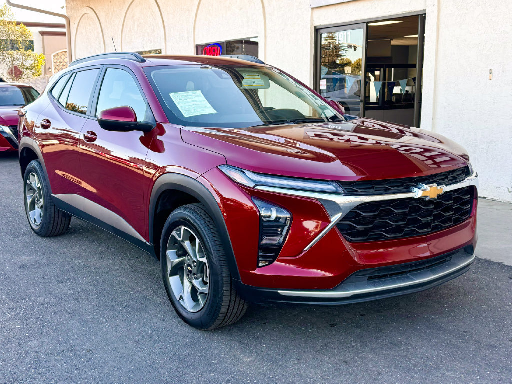 Used 2025 Chevrolet Trax LT FWD image 1