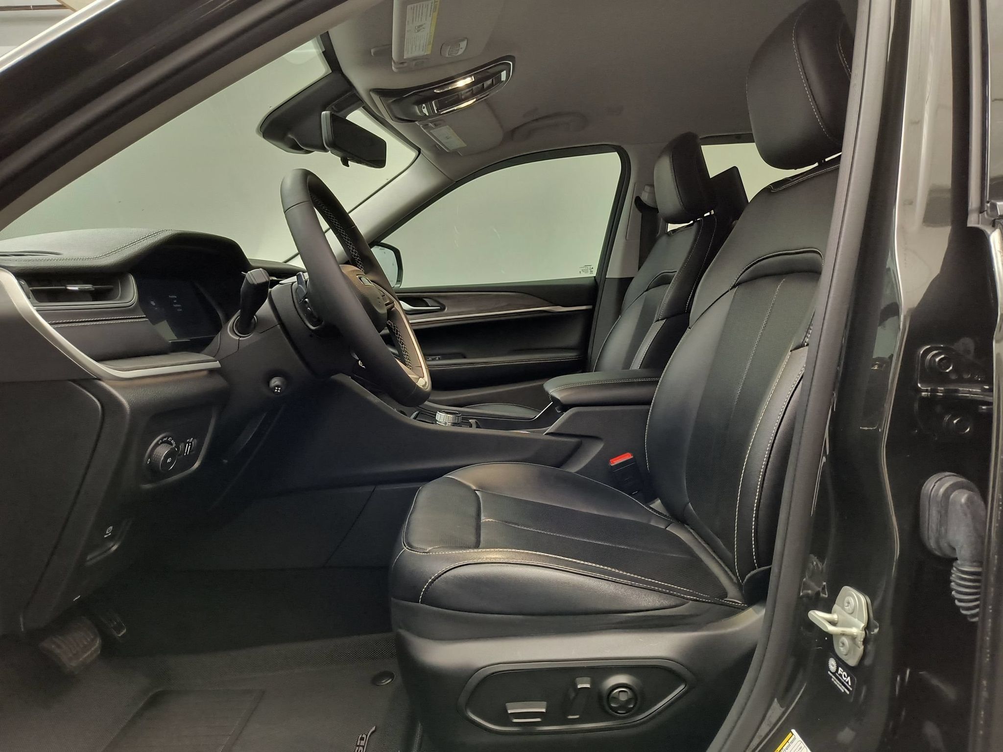 Used 2023 Jeep Grand Cherokee L Limited w/ Luxury Tech Group II AWD/4WD image 5